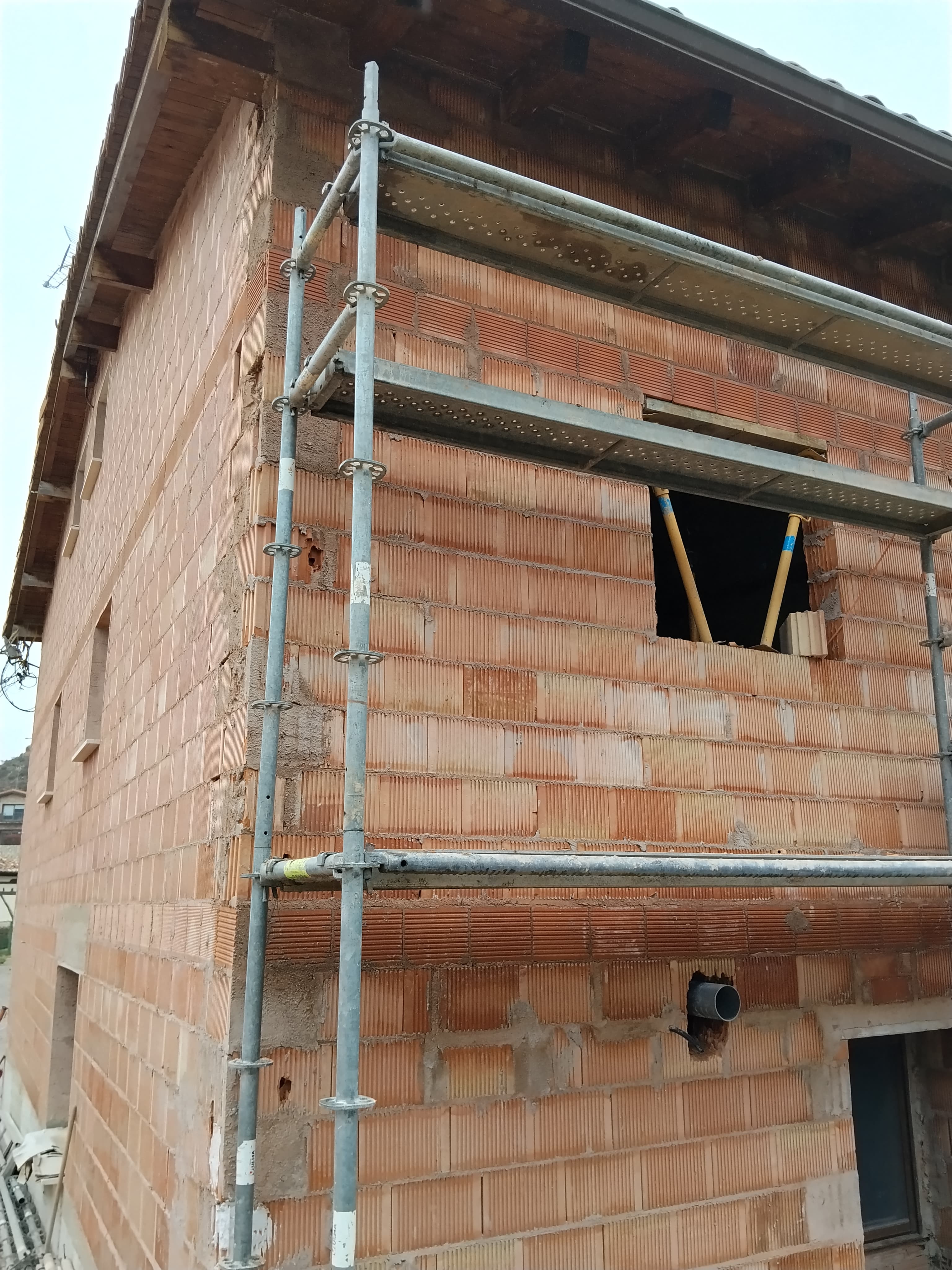 Detalle de fachada en obra con andamio
