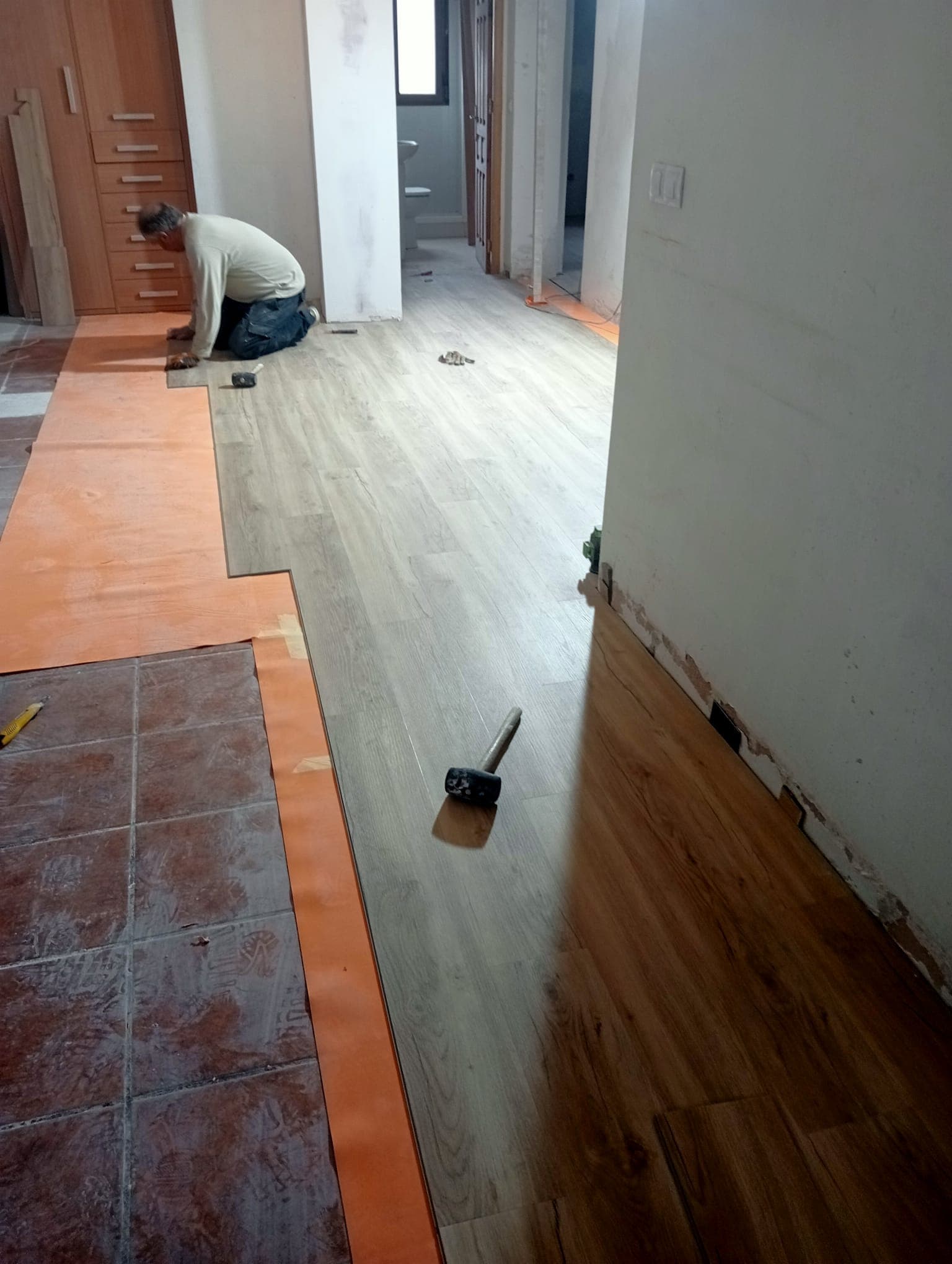 Ricardo colocando suelo laminado en una reforma interior