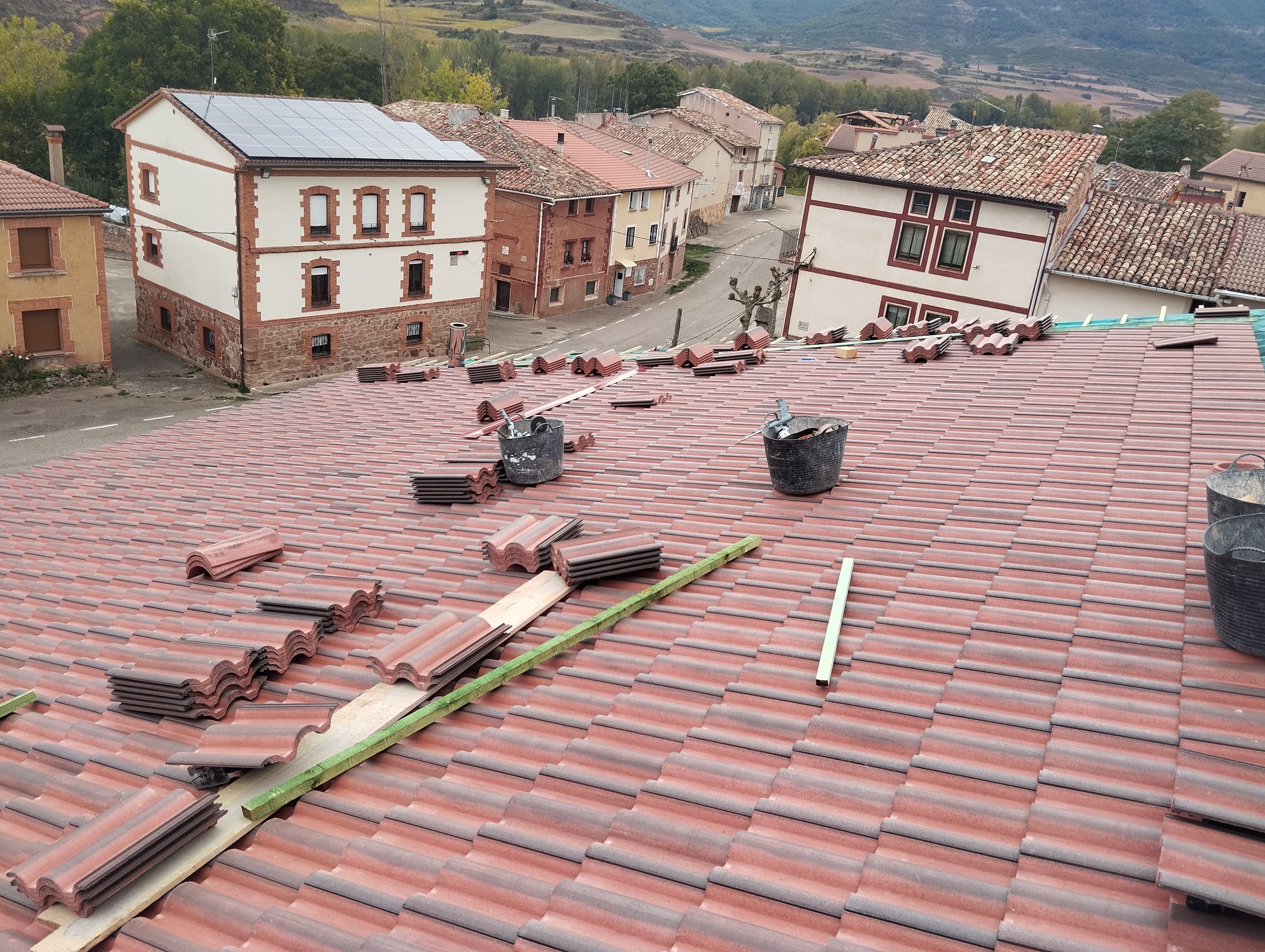 Tejado en proceso de colocacion de teja