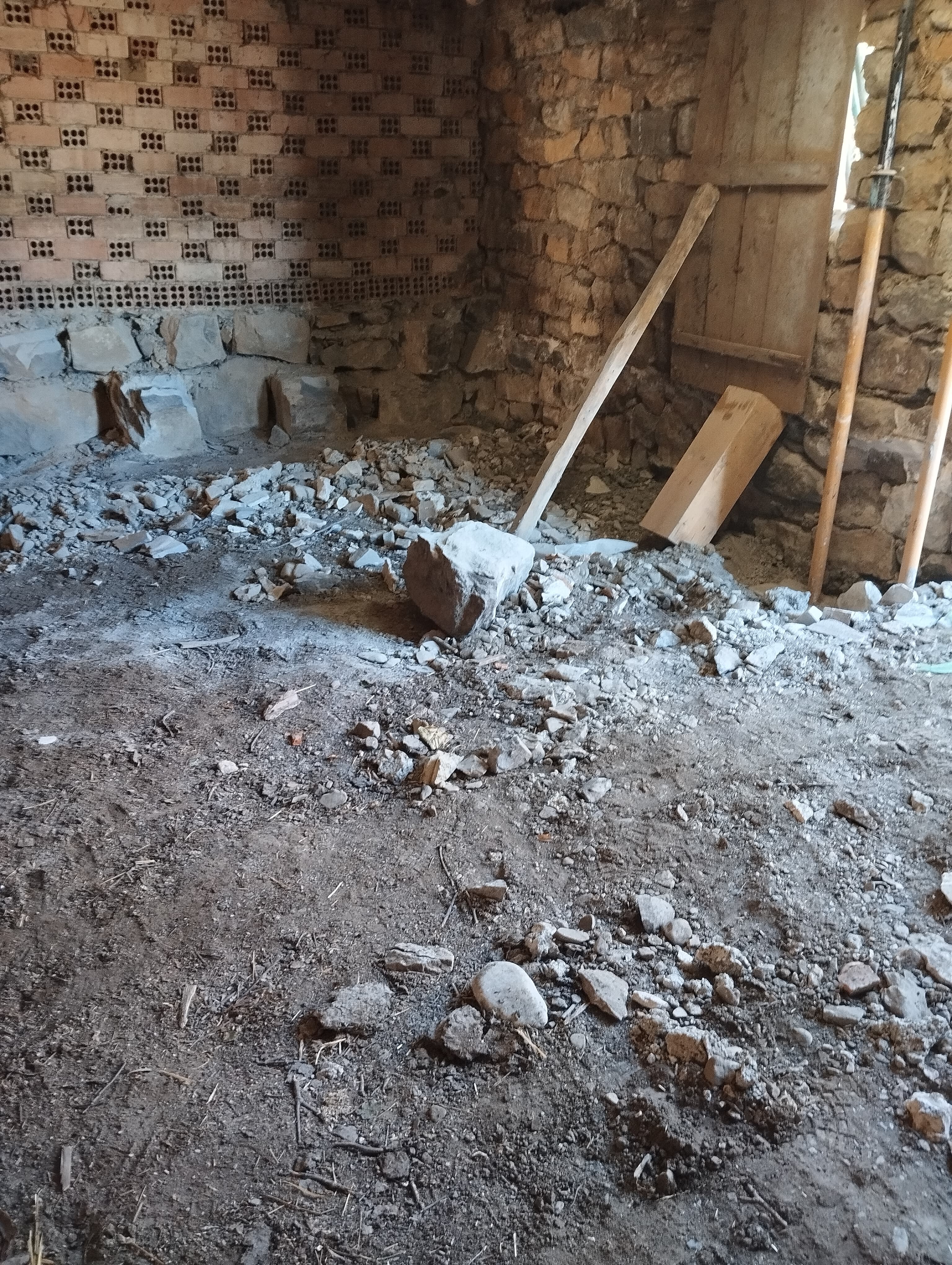 Interior en fase de derribo y preparacion de obra